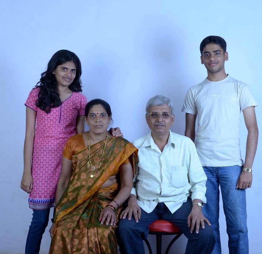 ತಂದೆ–ತಾಯಿ ಹಾಗೂ ತಂಗಿಯ ಜೊತೆ ವೆಂಕಟರಮಣ ಕವಡಿಕೇರಿ