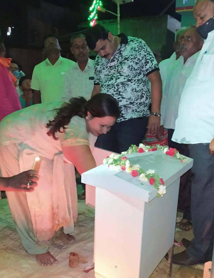 ಜಿಲ್ಲಾ ಪಂಚಾಯಿತಿ ಸದಸ್ಯೆ ರೂಪಶ್ರೀ ಕೋಲಾರ ತಾಲ್ಲೂಕಿನ ಅರಾಭಿಕೊತ್ತನೂರು ಗ್ರಾಮದಲ್ಲಿ ಮಂಗಳವಾರ ಹೈಮಾಸ್ಕ್‌ ವಿದ್ಯುತ್‌ ದೀಪಕ್ಕೆ ಚಾಲನೆ ನೀಡಿದರು.
