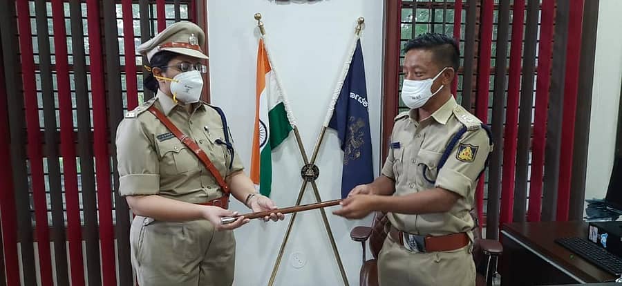 ಕಲಬುರ್ಗಿ ಜಿಲ್ಲೆಯ ನೂತನ ಪೊಲೀಸ್ ವರಿಷ್ಠಾಧಿಕಾರಿ ಡಾ. ಸಿಮಿ ಮರಿಯಮ್ ಜಾರ್ಜ್ ಅವರಿಗೆ ನಿಕಟಪೂರ್ವ ಎಸ್ಪಿ ಯಡಾ ಮಾರ್ಟಿನ್ ಮಾರ್ಬನ್ಯಾಂಗ್ ಅವರು ಮಂಗಳವಾರ ಅಧಿಕಾರ ಹಸ್ತಾಂತರಿಸಿದರು