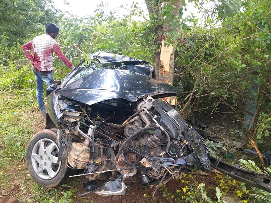 ಜಯಪುರ ಸಮೀಪ ಅಪಘಾತಕ್ಕೀಡಾದ ಕಾರು ನಜ್ಜುಗುಜ್ಜಾಗಿರುವುದು