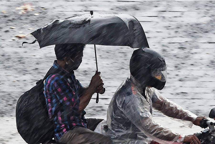 ಮುಂಬೈನಲ್ಲಿ ಮಳೆಯ ನಡುವೆಯೇ ವಾಹನ ಸವಾರರು ಸಂಚರಿಸಿದರು.