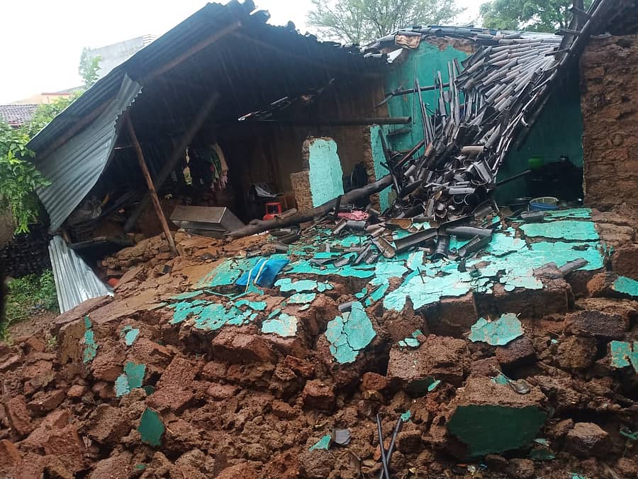 ಬೆಳಗಾವಿ ಜಿಲ್ಲೆಯ ಬೈಲಹೊಂಗಲದಲ್ಲಿ ಸುರಿದ ಭಾರಿ ಮಳೆ, ಗಾಳಿಗೆ ಮನೆ ಕುಸಿದಿದೆ.