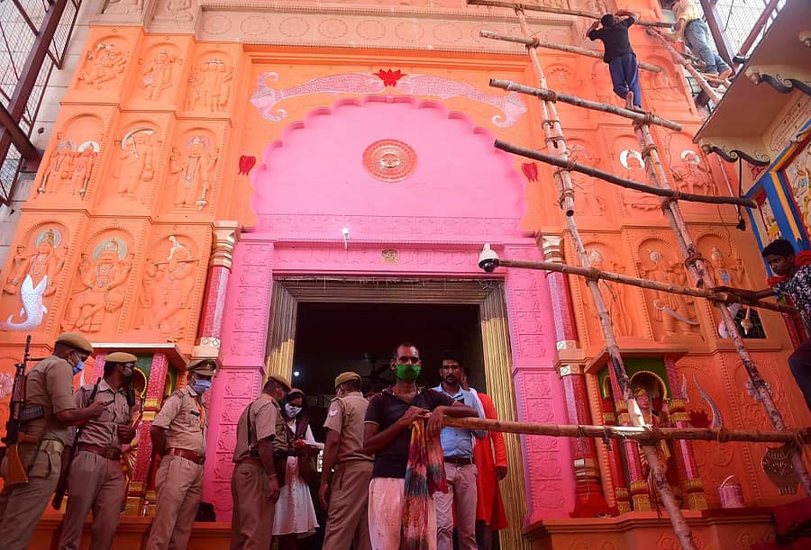 ಶಿಲಾನ್ಯಾಸ ಕಾರ್ಯಕ್ರಮದ ಸಿದ್ಧತೆಯ ಅಂಗವಾಗಿ ಅಯೋಧ್ಯೆಯ ಹನುಮಾನ್ ಗರ್ಹಿ ದೇವಾಲಯಕ್ಕೆ ಕಾರ್ಮಿಕರು ಮಂಗಳವಾರ ಬಣ್ಣ ಬಳಿದರು –ಎಎಫ್ಪಿ ಚಿತ್ರ