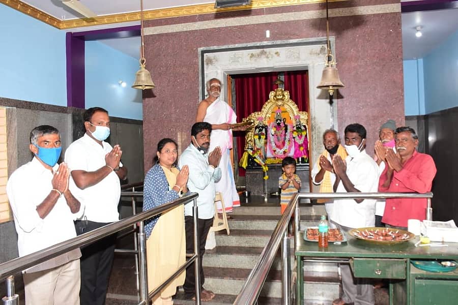 ಅಯೋಧ್ಯೆಯಲ್ಲಿ ರಾಮ ಮಂದಿರಕ್ಕೆ ಭೂಮಿ ಪೂಜೆ ನೇರವೇರಿದ ಪ್ರಯುಕ್ತ ತುಮಕೂರಿನ ಅಗ್ನಿ ಬನ್ನಿರಾಯನಗರ ಶನಿದೇವರ ದೇಸ್ಥಾನದ ರಸ್ತೆಯ ರಾಮಸೇವಾ ಸಮಿತಿ ದೇವಾಲಯದಲ್ಲಿ ವಿಶೇಷ ಪೂಜೆ ನೇರವೇರಿಸಲಾಯಿತು. ಸಮಿತಿ ಅಧ್ಯಕ್ಷ ರಾಜಣ್ಣ, ಉಪಾಧ್ಯಕ್ಷ ಟಿ.ಜಿ.ವಸಂತಕುಮಾರ, ರಾಮು, ವನಗಂಗಪ್ಪ ಶಿವರಾಜು ಇದ್ದರು