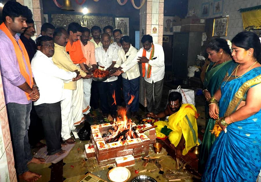 ವಿಜಯಪುರದ ರಾಮಮಂದಿರ ಬೀದಿಯ ಶ್ರೀರಾಮ ದೇವಾಲಯದಲ್ಲಿ, ಅಯೋಧ್ಯೆಯಲ್ಲಿ ರಾಮಮಂದಿರ ನಿರ್ಮಾಣದ ಶಂಕುಸ್ಥಾಪನೆ ಹಿನ್ನೆಲೆಯಲ್ಲಿ ಹೋಮ ನಡೆಯಿತು