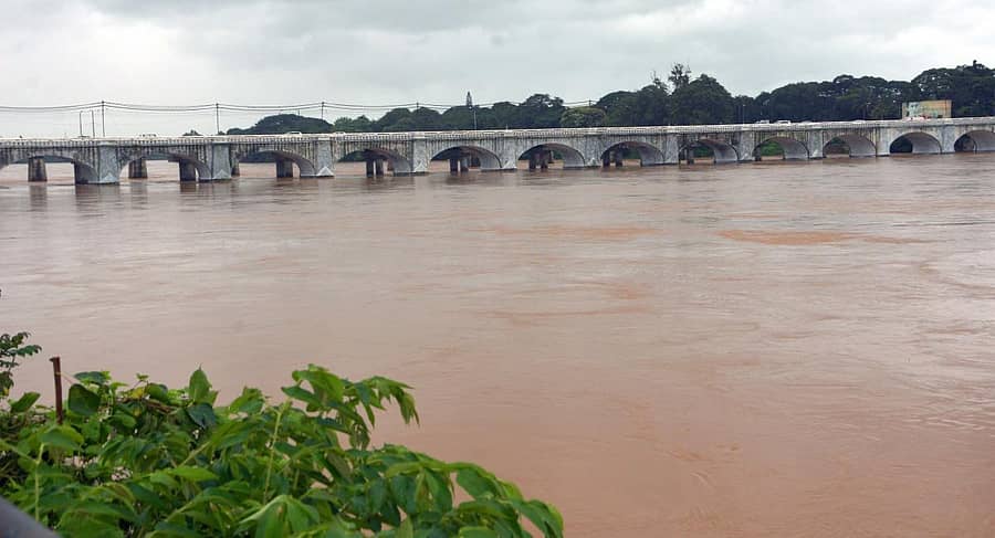 ಶಿವಮೊಗ್ಗ ನಗರದ ಮಧ್ಯೆ ಬುಧವಾರ ತುಂಬಿ ಹರಿದ ತುಂಗಾ ನದಿ