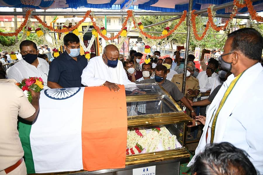 ಜೆಡಿಎಸ್ ವರಿಷ್ಠ ಎಚ್.ಡಿ.ದೇವೇಗೌಡ ಅವರು ಸತ್ಯನಾರಾಯಣ ಪಾರ್ಥಿವ ಶರೀರದ ಅಂತಿಮ ದರ್ಶನ ಪಡೆದರು