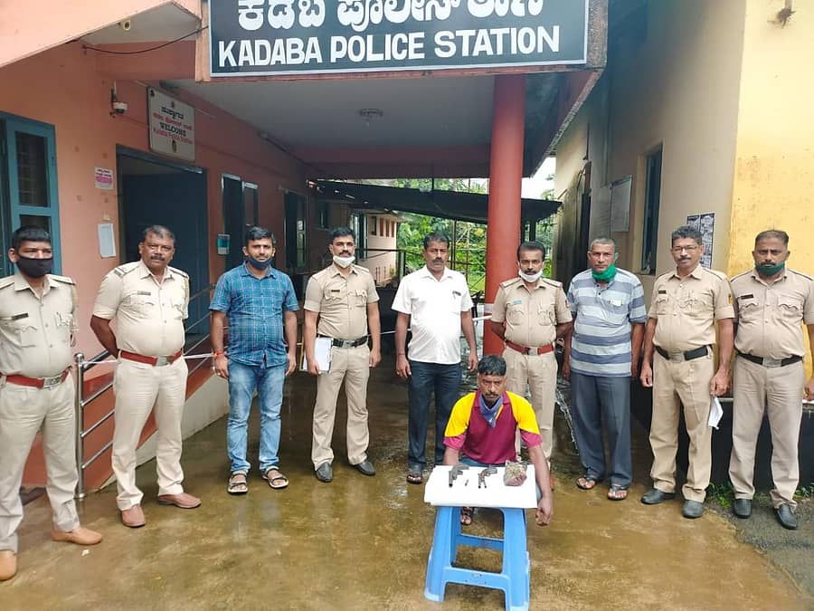 ಕಡಬ ಪೊಲೀಸರು ಪಾಲೋಳಿ ಜನಾರ್ದನ ಗೌಡ ಎಂಬವರ ಮನೆಯಲ್ಲಿದ್ದ 2 ಪಿಸ್ತೂಲ್, ಸ್ಪೋಟಕ ವಸ್ತುಗಳನ್ನು ವಶಪಡಿಸಿಕೊಂಡರು