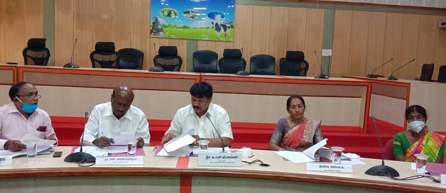 ಜಿ.ಪಂ ಅಧ್ಯಕ್ಷ ಸಿ.ಎಸ್.ವೆಂಕಟೇಶ್ ಕೋಲಾರದಲ್ಲಿ ಬುಧವಾರ ಹಣಕಾಸು ಲೆಕ್ಕ ಪರಿಶೋಧನೆ ಮತ್ತು ಯೋಜನಾ ಸ್ಥಾಯಿ ಸಮಿತಿ ಸಭೆ ನಡೆಸಿದರು.