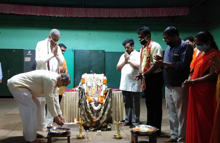 ಶಿರಸಿಯ ಮಾರಿಗುಡಿಯಲ್ಲಿ ಬುಧವಾರ ಶ್ರೀರಾಮನ ಚಿತ್ರಕ್ಕೆ ಪುಷ್ಪ ಅರ್ಪಿಸಿ ವಿಶೇಷ ಪೂಜೆ ಸಲ್ಲಿಸಲಾಯಿತು