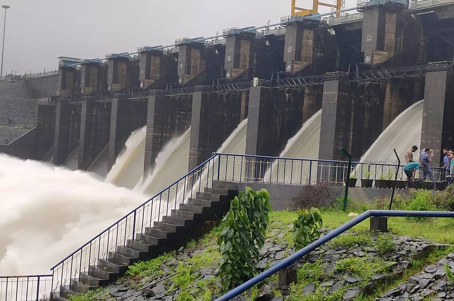 ಕಾರವಾರ ತಾಲ್ಲೂಕಿನ ಕದ್ರಾ ಜಲಾಶಯವು ಭರ್ತಿಯಾದ ಕಾರಣ ಬುಧವಾರ ಕ್ರೆಸ್ಟ್ಗೇಟ್ಗಳನ್ನು ತೆರೆದು ಕಾಳಿ ನದಿಗೆ ನೀರು ಹರಿಸಲಾಯಿತು