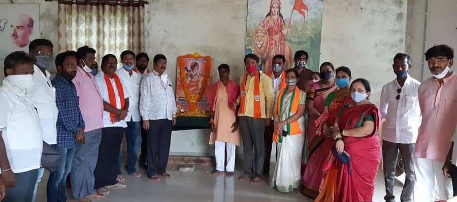 ಯಾದಗಿರಿ ಜಿಲ್ಲಾ ಬಿಜೆಪಿ ಕಚೇರಿಯಲ್ಲಿ ಬಿಜೆಪಿ ಜಿಲ್ಲಾಧ್ಯಕ್ಷ ಡಾ.ಶರಣಭೂಪಾಲರೆಡ್ಡಿ ಶ್ರೀರಾಮಚಂದ್ರನ ಭಾವಚಿತ್ರಕ್ಕೆ ಪುಷ್ಪಾರ್ಚನೆ ಮಾಡಿ ಪೂಜೆ ಮಾಡಿದರು