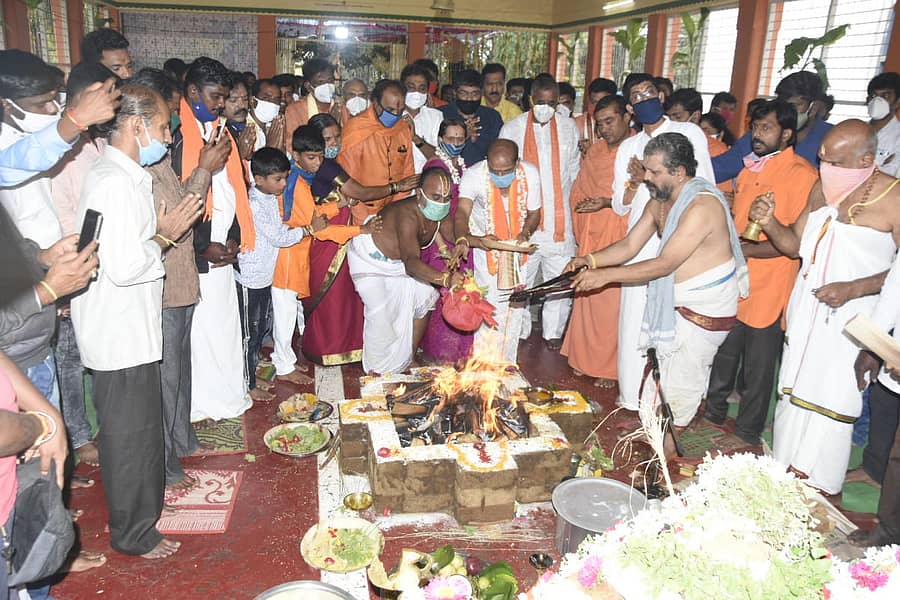 ಚುತ್ರದುರ್ಗದ ಭೋವಿ ವಿದ್ಯಾರ್ಥಿನಿಲಯದ ಆವರಣದಲ್ಲಿರುವ ಶ್ರೀರಾಮ ಮಂದಿರದಲ್ಲಿ ಬುಧವಾರ ಗಣಹೋಮ ನಡೆಯಿತು.