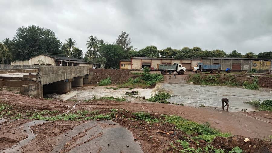 ಉಣಕಲ್ ಕೆರೆಯ ನಾಲಾದ ಉಣಕಲ್–ಗಾಮನಗಟ್ಟಿ ರಸ್ತೆಗೆ ನಿರ್ಮಿಸುತ್ತಿರುವ ಸೇತುವೆ ಅಪೂರ್ಣವಾಗಿರುವುದು. ಪಕ್ಕದಲ್ಲಿ ನಿರ್ಮಿಸಿದ್ದ ರಸ್ತೆಯೂ ನೀರಿನಲ್ಲಿ ಮುಳುಗಿ ಸಂಚಾರ ಸಂಪರ್ಕ ಕಡಿತವಾಗಿದೆ