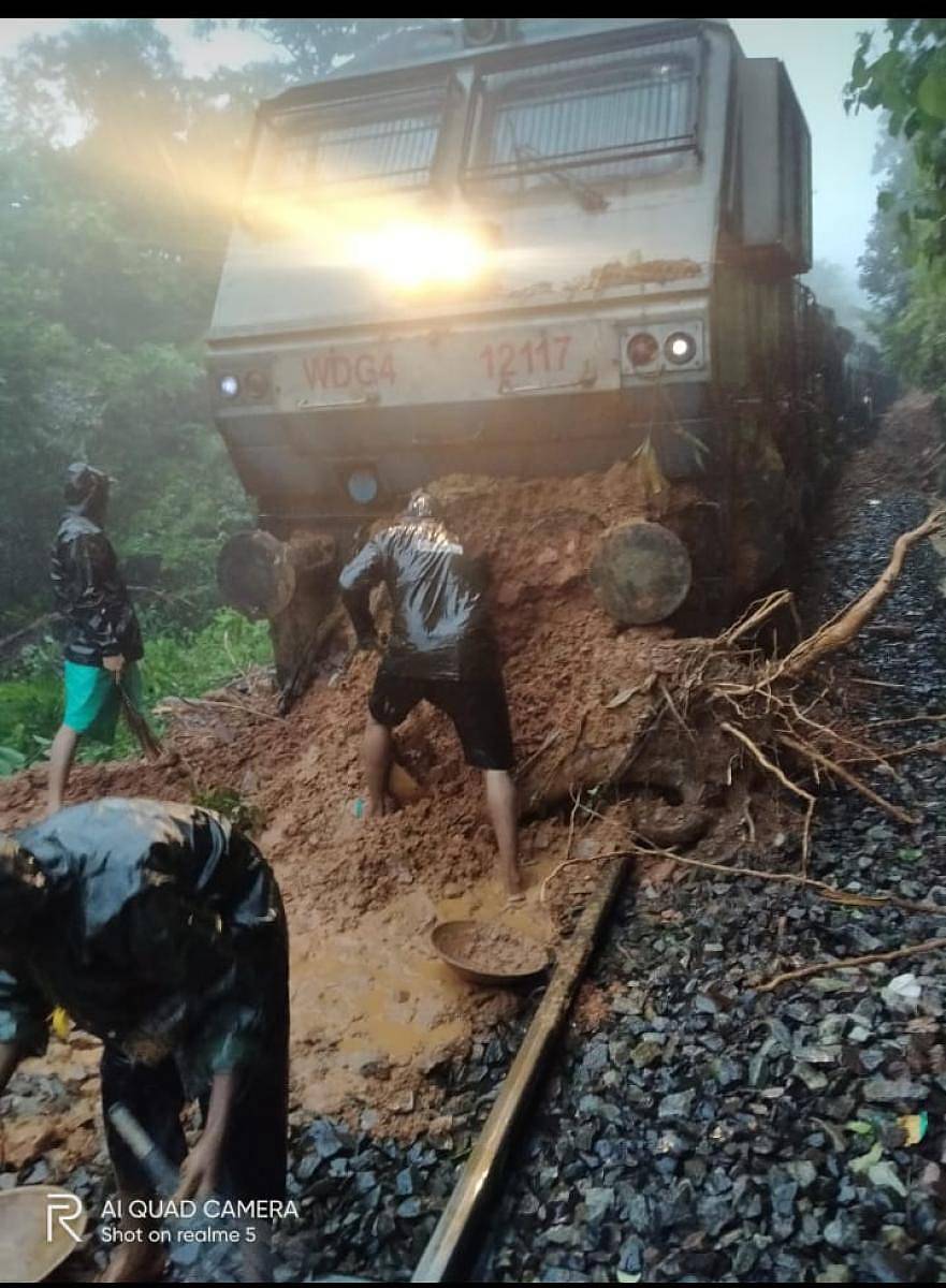 ಕ್ಯಾಸಲ್ರಾಕ್–ಕರಂಜಲ್ ನಡುವಿನ ಹಳಿಯಲ್ಲಿ ಬಿದ್ದಿದ್ದ ಮಣ್ಣನ್ನು ರೈಲ್ವೆ ಸಿಬ್ಬಂದಿ ತೆರವುಗೊಳಿಸಿದರು