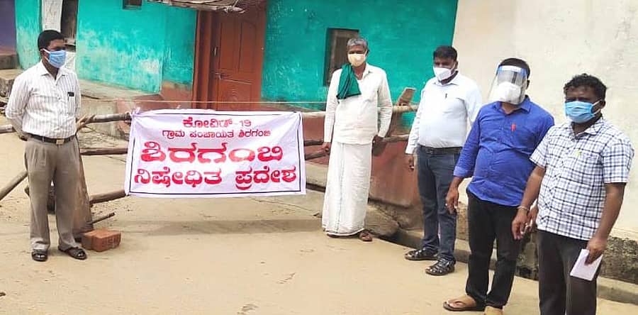 ರಟ್ಟೀಹಳ್ಳಿ ತಾಲ್ಲೂಕು ಶಿರಗಂಬಿ ಗ್ರಾಮದ ಹನುಮಂತದೇವರ ಓಣಿಯ 75 ವರ್ಷದ ಪುರುಷನಿಗೆ ಕೋವಿಡ್ ದೃಢಪಟ್ಟಿದ್ದರಿಂದ ಆ ಪ್ರದೇಶವನ್ನು ಸೀಲ್ಡೌನ್ ಮಾಡಲಾಯಿತು