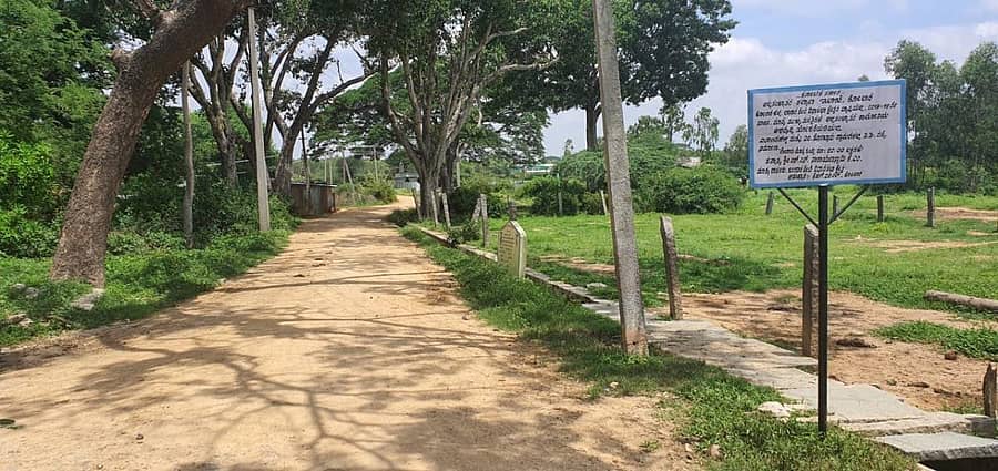 ಕೆಆರ್ಐಡಿಎಲ್ ಅಕ್ರಮದ ಸಂಬಂಧ ‘ಪ್ರಜಾವಾಣಿ’ಯಲ್ಲಿ ವರದಿ ಪ್ರಕಟವಾಗುವುದಕ್ಕೂ ಮುನ್ನ ಐತಾಂಡಹಳ್ಳಿ– ಎಂ.ಸೊಣ್ಣೂರು ಗ್ರಾಮದ ರಸ್ತೆಯ ನೋಟ.