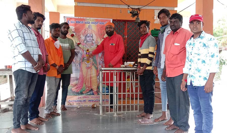 ಯಾದಗಿರಿಯ ಅಖಿಲ ಕರ್ನಾಟಕ ಹಿಂದೂ ಸಾಮ್ರಾಟ್ ಛತ್ರಪತಿ ಶಿವಾಜಿ ಸೇನಾ ವತಿಯಿಂದ ಆಂಜನೇಯ ದೇವಸ್ಥಾನದಲ್ಲಿ ವಿಶೇಷ ಪೂಜೆ ನೆರವೇರಿಸಲಾಯಿತು