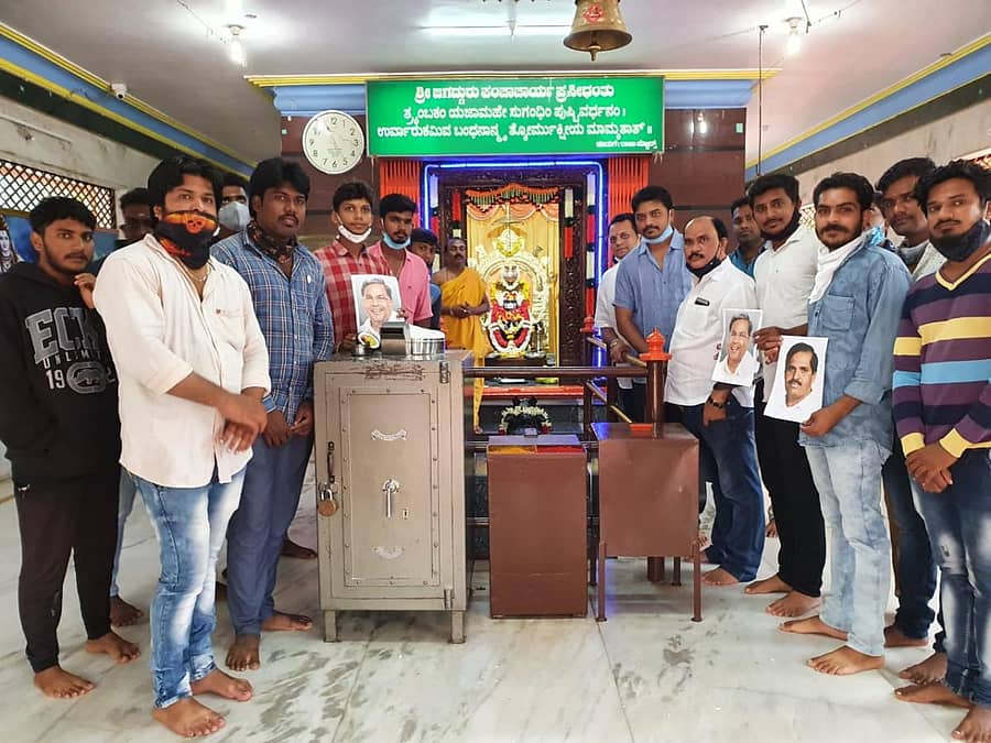 ಮಾಜಿ ಮುಖ್ಯಮಂತ್ರಿ ಸಿದ್ದರಾಮಯ್ಯ ಹಾಗೂ ವಿಧಾನ ಪರಿಷತ್ ಸದಸ್ಯ ಆರ್.ಪ್ರಸನ್ನಕುಮಾರ್ ಅವರು ಶೀಘ್ರವೇ ಗುಣಮುಖರಾಗುವಂತೆ ಪ್ರಾರ್ಥಿಸಿ ಶಿವಮೊಗ್ಗ ಜಿಲ್ಲಾ ಕಾಂಗ್ರೆಸ್ ವತಿಯಿಂದ ವಿನೋಬನಗರದ ಶಿವಾಲಯ ಮಂದಿರದಲ್ಲಿ ರುದ್ರಾಭೀಷೇಕ ನಡೆಸಲಾಯಿತು.