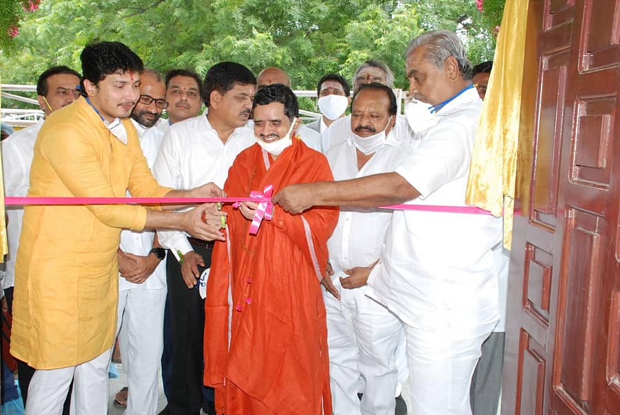 ಬಸವೇಶ್ವರ ಆಸ್ಪತ್ರೆಯಲ್ಲಿ ಕೋವಿಡ್‌ ಪ್ರಯೋಗಾಲಯಕ್ಕೆ ಕಲ್ಯಾಣ ಕರ್ನಾಟಕ ಪ್ರದೇಶ ಅಭಿವೃದ್ಧಿ ಮಂಡಳಿ ಅಧ್ಯಕ್ಷ ದತ್ತಾತ್ರೇಯ ಪಾಟೀಲ ರೇವೂರ ಚಾಲನೆ ನೀಡಿದರು. ಹಾರಕೂಡ ಶ್ರೀಗಳು, ವಿಧಾನಪರಿಷತ್ ಸದಸ್ಯ ಬಿ.ಜಿ.ಪಾಟೀಲ, ಹೈ–ಕ ಶಿಕ್ಷಣ ಸಮಿತಿ ಅಧ್ಯಕ್ಷ ಡಾ.ಭೀಮಾಶಂಕರ ಬಿಲಗುಂದಿ ಇದ್ದರು