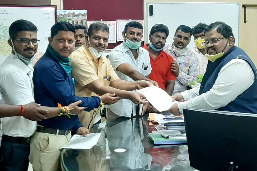 ಹಾವೇರಿ ಜಿಲ್ಲೆಯ ರೈತರಿಗೆ ಸಕಾಲದಲ್ಲಿ ಯೂರಿಯಾ ಪೂರೈಸುವಂತೆ ಜೆಡಿಎಸ್ ಜಿಲ್ಲಾ ಘಟಕದ ಪದಾಧಿಕಾರಿಗಳು ಜಿಲ್ಲಾಧಿಕಾರಿ ಸಂಜಯ ಶೆಟ್ಟಣ್ಣವರ ಅವರಿಗೆ ಮನವಿ ಸಲ್ಲಿಸಿದರು