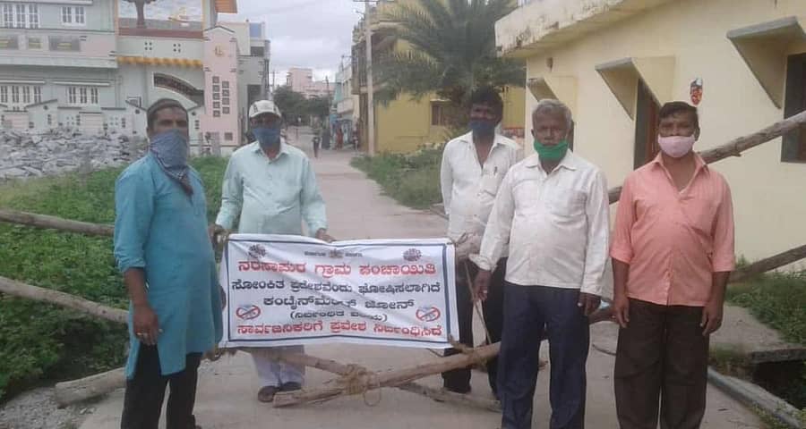 ಕೋಲಾರ ತಾಲ್ಲೂಕಿನ ನರಸಾಪುರ ಗ್ರಾಮದಲ್ಲಿ ಬುಧವಾರ ಪತ್ತೆಯಾದ ಕೊರೊನಾ ಸೋಂಕಿತ ವ್ಯಕ್ತಿಯ ಮನೆ ಸುತ್ತಮುತ್ತಲಿನ ಪ್ರದೇಶವನ್ನು ಸೀಲ್ಡೌನ್ ಮಾಡಲಾಯಿತು.