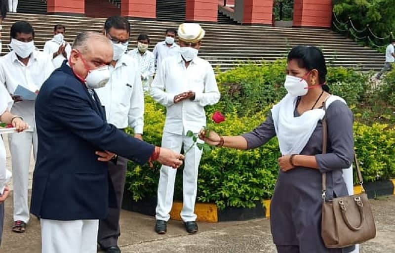 ಕರ್ನಾಟಕ ಹೈಕೋರ್ಟ್ ಕಲಬುರ್ಗಿ ಪೀಠದ ಮಹಿಳಾ ಸಿಬ್ಬಂದಿಯೊಬ್ಬರಿಗೆ ಹೈಕೋರ್ಟ್ ನ ಹಿರಿಯ  ನ್ಯಾಯಮೂರ್ತಿ ಬಿ.ಎ.ಪಾಟೀಲ್ ಅವರು ಹೂ ನೀಡಿ ಗೌರವಿಸಿದರು.