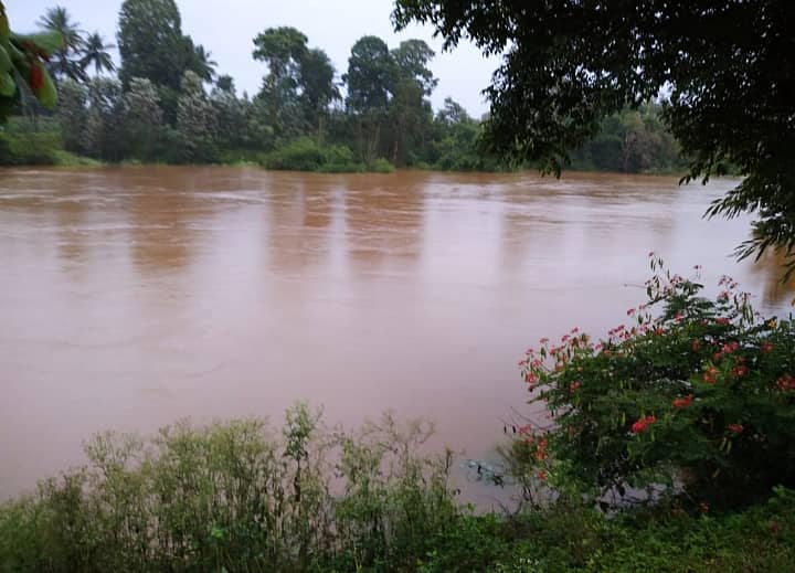 ಕೊಡಗು ಜಿಲ್ಲೆಯಲ್ಲಿ ನದಿ-ಹೊಳೆಗಳು ತುಂಬಿ ಹರಿಯುತ್ತಿವೆ.