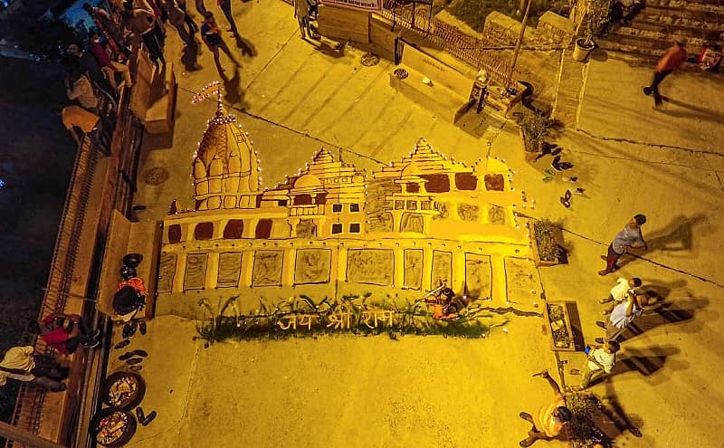 ಜೋಧಪುರದಲ್ಲಿ ಅಯೋಧ್ಯೆಯ ರಾಮ ಮಂದಿರದ ಭೂಮಿಪೂಜೆ ಸಮಾರಂಭದ ಮುನ್ನಾದಿನ ವಿಶ್ವ ಹಿಂದೂ ಪರಿಷತ್ ಮತ್ತು ಭಜರಂಗದಳದ ಸದಸ್ಯರು ಗುಲಾಲ್ ಮತ್ತು ಮಣ್ಣಿನ ದೀಪವನ್ನು ಬಳಸಿ ರಾಮ ದೇವಾಲಯದ ಪ್ರತಿಕೃತಿಯನ್ನು ತಯಾರಿಸಿದ್ದಾರೆ.