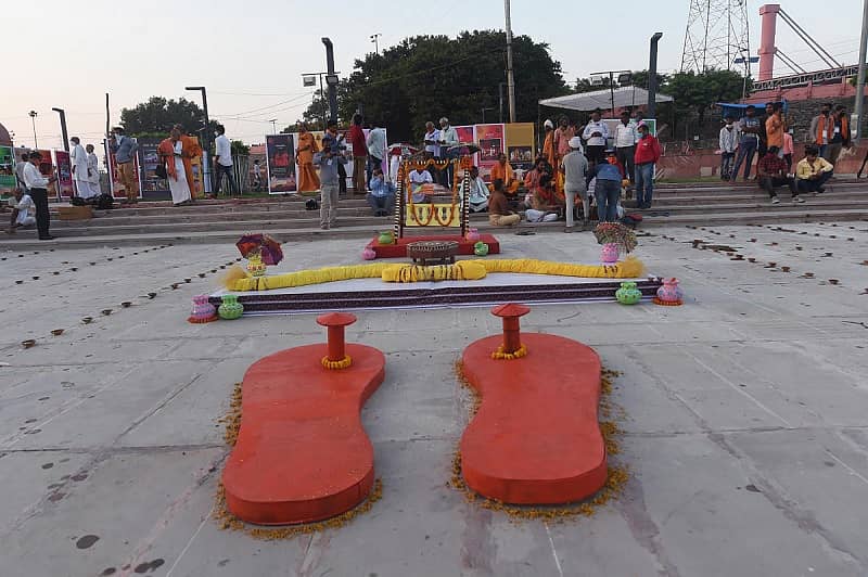 ಅಯೋಧ್ಯೆಯಲ್ಲಿ ರಾಮ ಮಂದಿರದ ಭೂಮಿ ಪೂಜೆ ಕಾರ್ಯಕ್ರಮಕ್ಕೂ ಮುನ್ನಾದಿನ ನಯಾ ಘಾಟ್ನಲ್ಲಿ ದೊಡ್ಡ 'ಖಾದೌ' (ಮರದ ಪಾದುಕೆ), ಬಿಲ್ಲು ಮತ್ತು ಬಾಣ ಮತ್ತು ಪಲ್ಲಕ್ಕಿಯನ್ನು ಪ್ರದರ್ಶನಕ್ಕೆ ಇಡಲಾಗಿದೆ.