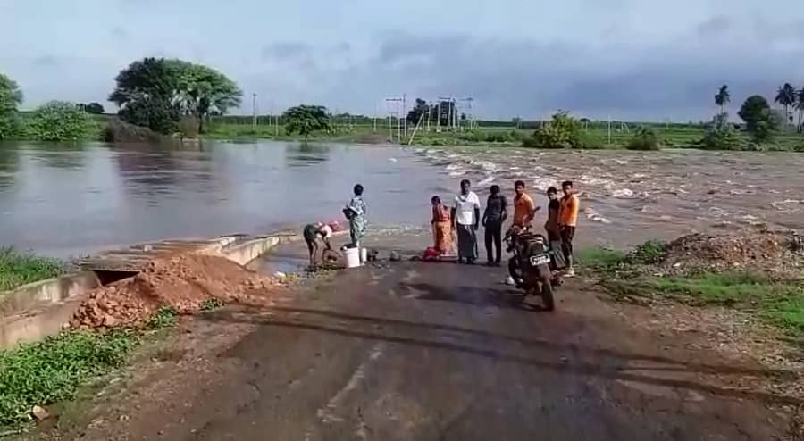 ಮಿರ್ಜಿ- ಮಹಲಿಂಗಪುರ ನಡುವಿನ ಘಟಪ್ರಭಾ ನದಿಯ ಹಳೆ ರಸ್ತೆಯ ಸೇತುವೆ ಜಲಾವೃತವಾಗಿದೆ.