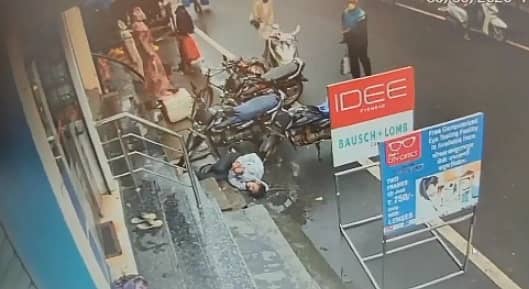 ಆಸ್ಪತ್ರೆಯ ಮಹಡಿ ಮೇಲಿಂದ ಕೆಳಕ್ಕೆ ಬಿದ್ದಿರುವ ಯುವಕ