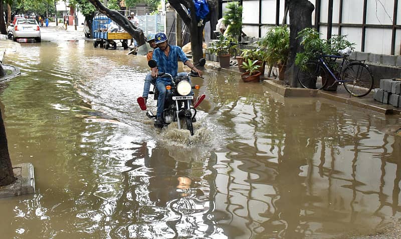 ರಸ್ತೆಯಲ್ಲಿ ಮಳೆ ನೀರು ತುಂಬಿರುವುದು