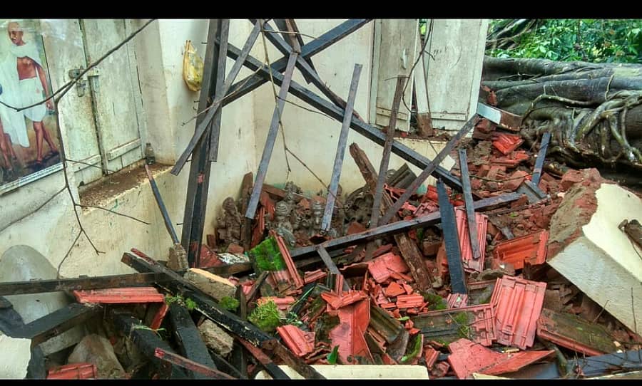 ಜೊಯಿಡಾ ತಾಲ್ಲೂಕಿನ ಕುಂಬಾರವಾಡದ ಪಶು ಆಸ್ಪತ್ರೆಯ ಹಳೆಯ ಕಟ್ಟಡದ ಮೇಲೆ ಗುರುವಾರ ಬೃಹತ್ ಮರ ಬಿದ್ದ ಪರಿಣಾಮ ಚಾವಣಿ ಸಂಪೂರ್ಣ ಹಾನಿಗೊಂಡಿದೆ.