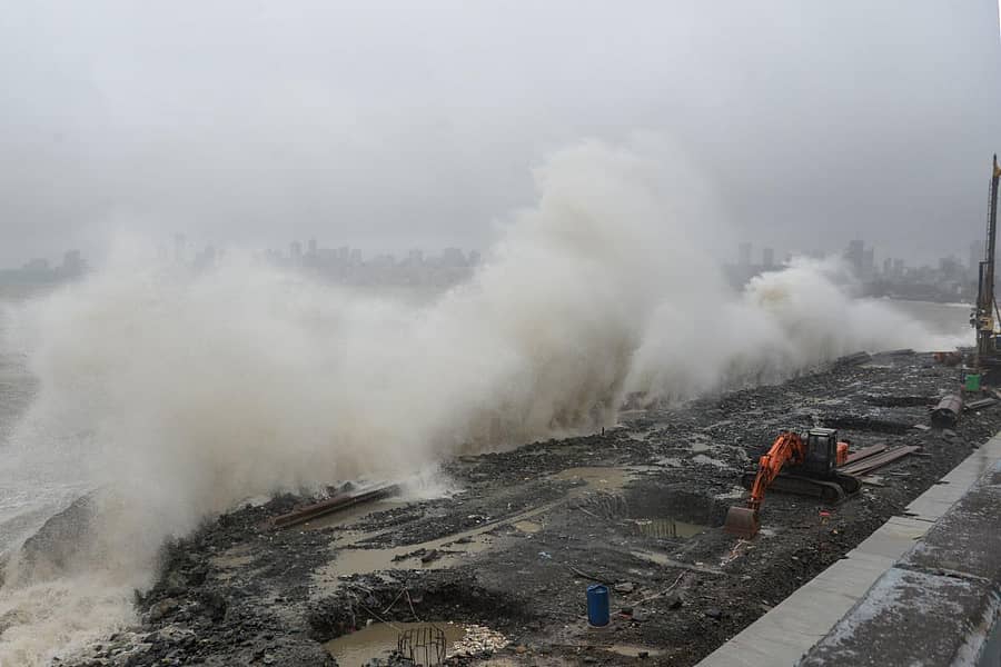 ಮುಂಬೈನಲ್ಲಿ ಗುರುವಾರ ಸುರಿದ ಬಿರುಗಾಳಿ ಸಹಿತ ಮಳೆಯಿಂದಾಗಿ ಸಮುದ್ರದ ಅಲೆಗಳು ಉಕ್ಕುತ್ತಿರುವ ದೃಶ್ಯ
