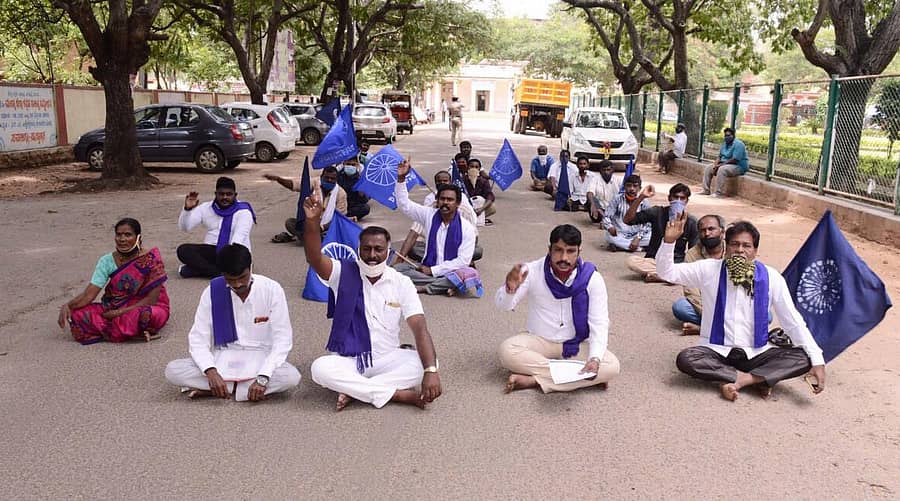 ವಿವಿಧ ಬೇಡಿಕೆಗಳ ಈಡೇರಿಕೆಗೆ ಒತ್ತಾಯಿಸಿ ದಲಿತ, ಶೋಷಿತ ಸಮಾಜ ಸಂಘರ್ಷ ಸಮಿತಿ ಸದಸ್ಯರು ಗುರುವಾರ ಜಿಲ್ಲಾಧಿಕಾರಿ ಕಚೇರಿ ಪ್ರತಿಭಟನೆ ನಡೆಸಿದರು