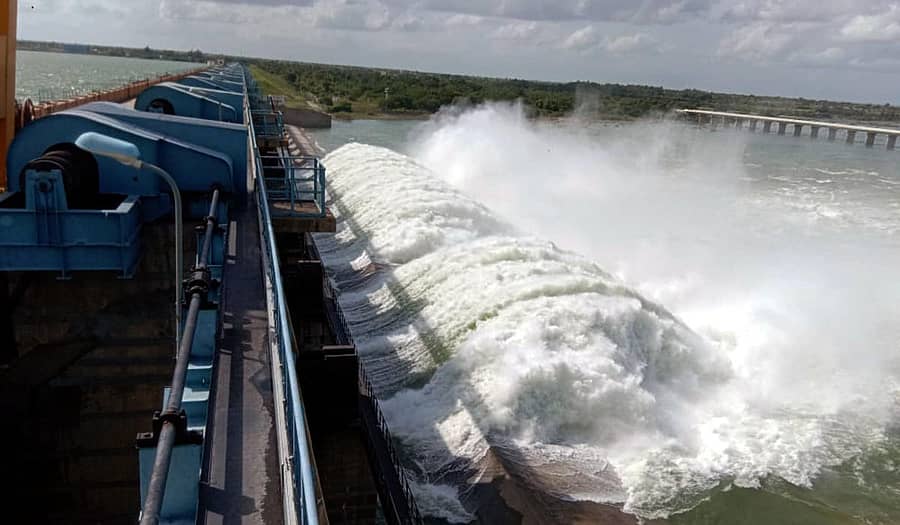 ಹುಣಸಗಿ ತಾಲ್ಲೂಕಿನ ನಾರಾಯಣಪುರ ಬಸವಸಾಗರದಿಂದ ಕೃಷ್ಣಾ ನದಿಗೆ 49 ಸಾವಿರ ಕ್ಯುಸೆಕ್ ನೀರನ್ನು ಹರಿಸಲಾಯಿತು