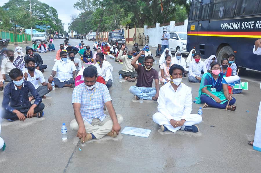 ಚಿತ್ರದುರ್ಗದ ಒನಕೆ ಓಬವ್ವ ವೃತ್ತದಲ್ಲಿ ಶಾಸಕ ರಘುಮೂರ್ತಿ ಅವರು ಗುರುವಾರ ಮಳೆಯಲ್ಲೇ ಧರಣಿ ನಡೆಸಿದರು.