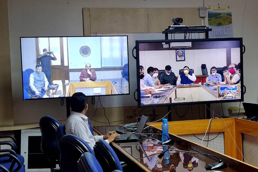 ಹಾವೇರಿ ಜಿಲ್ಲಾ ಮಟ್ಟದ ಅಧಿಕಾರಿಗಳೊಂದಿಗೆ ಗುರುವಾರ ಜಿಲ್ಲಾ ಉಸ್ತುವಾರಿ ಸಚಿವ ಬಸವರಾಜ ಬೊಮ್ಮಾಯಿ ವಿಡಿಯೊ ಸಂವಾದ ನಡೆಸಿದರು  