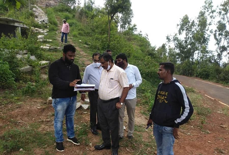 ಕೆಆರ್ಐಡಿಎಲ್ ಅಕ್ರಮದ ತನಿಖೆಗೆ ರಚನೆಯಾಗಿರುವ ಮುಖ್ಯ ಎಂಜಿನಿಯರ್ ಲೋಕೇಶ್ ನೇತೃತ್ವದ ಅಧಿಕಾರಿಗಳ ತಂಡವು ಬಂಗಾರಪೇಟೆ ತಾಲ್ಲೂಕಿನ ಬ್ಯಾಟರಾಯನ ಬೆಟ್ಟ ತಪ್ಪಲಿನ ರಸ್ತೆ ಕಾಮಗಾರಿ ಸ್ಥಳಕ್ಕೆ ಗುರುವಾರ ಭೇಟಿ ನೀಡಿ ಪರಿಶೀಲನೆ ನಡೆಸಿತು.