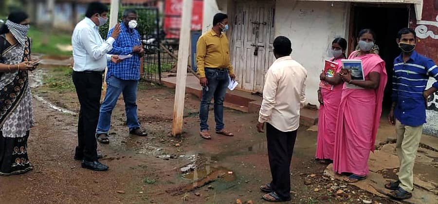 ಮಲೇಬೆನ್ನೂರು ಸಮೀಪದ ಕುಂಬಳೂರಿಗೆ ಗುರುವಾರ ಉಪ ತಹಶೀಲ್ದಾರ್ ಆರ್ .ರವಿ ಹಾಗೂ ಇನ್ಸಿಡೆಂಟ್ ಕಮಾಂಡರ್ ಪೂನಂ ಭೇಟಿ ನೀಡಿ ಪರಿಶೀಲನೆ ನಡೆಸಿದರು.