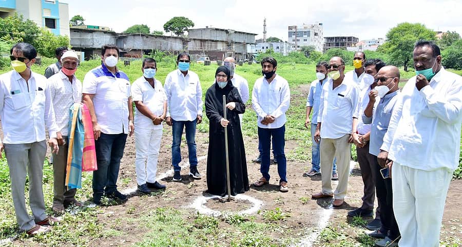 ಕಲಬುರ್ಗಿಯ 23ನೇ ವಾರ್ಡ್ನಲ್ಲಿ ಗುರುವಾರ ಶಾಸಕಿ ಖನೀಜ್ ಫಾತಿಮಾ ಅವರು ಅಭಿವೃದ್ಧಿ ಕಾಮಗಾರಿಗೆ ಚಾಲನೆ ನೀಡಿದರು