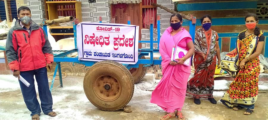 ರಟ್ಟಿಹಳ್ಳಿ ತಾಲ್ಲೂಕು ಹೊಸಳ್ಳಿ ಗ್ರಾಮದಲ್ಲಿ 35 ವರ್ಷದ ಮಹಿಳೆಗೆ ಕೋವಿಡ್ ದೃಢಗೊಂಡಿದ್ದರಿಂದ, ಅವರ ಮನೆಯ ಸುತ್ತಲಿನ ಪ್ರದೇಶವನ್ನು ‘ಸೀಲ್ಡೌನ್’ ಮಾಡಲಾಯಿತು