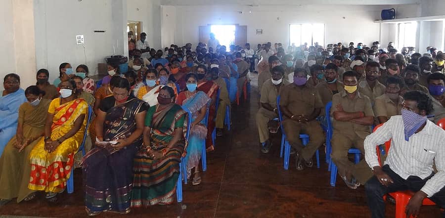 ಸಭೆಯಲ್ಲಿ ಭಾಗವಹಿಸಿದ್ದ ನೌಕರರು