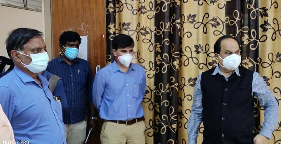 ಜಿಲ್ಲಾಧಿಕಾರಿ ಡಾ.ಎಂ.ಆರ್.ರವಿ ಅವರು ಗುರುವಾರ ಅಧಿಕಾರಿಗಳೊಂದಿಗೆ ಕೋವಿಡ್‌ ಕೇರ್‌ ಕೇಂದ್ರಕ್ಕೆ ಭೇಟಿ ನೀಡಿ ಪರಿಶೀಲನೆ ನಡೆಸಿದರು