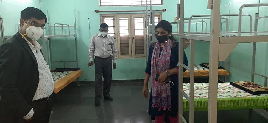 ಜಿಲ್ಲಾಧಿಕಾರಿ ಡಾ.ಎಂ.ವಿ.ವೆಂಕಟೇಶ್‌ ಗುರುವಾರ ಕೋವಿಡ್‌ ಕೇರ್‌ ಕೇಂದ್ರಕ್ಕೆ ಭೇಟಿ ನೀಡಿ ಪರಿಶೀಲಿಸಿದರು