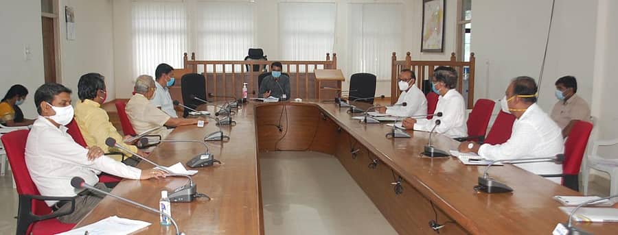 ಯಾದಗಿರಿ ಜಿಲ್ಲಾಧಿಕಾರಿ ಕಚೇರಿ ಸಭಾಂಗಣದಲ್ಲಿ ಹಮ್ಮಿಕೊಂಡಿದ್ದ ಕೋವಿಡ್-19 ಜಾಗೃತಿ ಸಭೆಯಲ್ಲಿ ಜಿಲ್ಲಾಧಿಕಾರಿ ಎಂ.ಕೂರ್ಮಾರಾವ್ ಮಾತನಾಡಿದರು