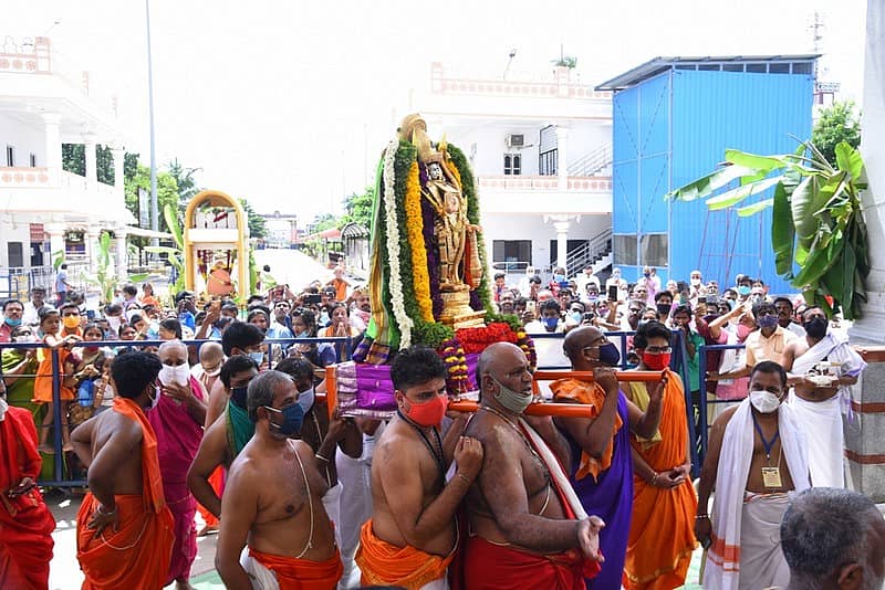 ಮಂತ್ರಾಲಯದಲ್ಲಿ ರಾಯರ ಆರಾಧನಾ ಮಹೋತ್ಸವದ ಪ್ರಮುಖ ಘಟ್ಟ ಕೊನೆಯ ದಿನ ಗುರುವಾರ ನಡೆದ ಉತ್ತರಾರಾಧನೆಯಂದು ಮಠದ ಪ್ರಾಕಾರದಲ್ಲಿ ಮಹಾರಥೋತ್ಸವ ಜರುಗಿತು.