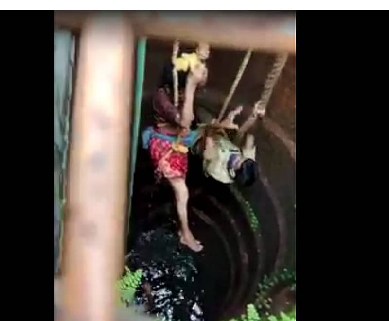 ವೃದ್ಧೆಯನ್ನು ರಕ್ಷಿಸಿ ಬಾವಿಯಿಂದ ಮೇಲಕ್ಕೆ ತರುತ್ತಿರುವುದು
