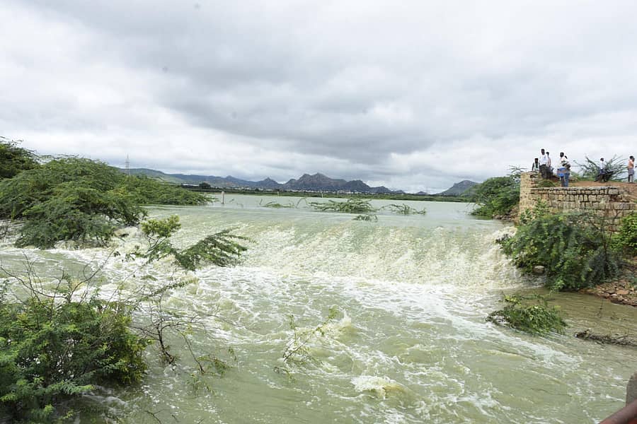 ಚಿತ್ರದುರ್ಗ ಜಿಲ್ಲೆಯಲ್ಲಿ ಹಳ್ಳಕೊಳ್ಳಗಳು ತುಂಬಿವೆ.